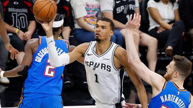 【篮球】韦伯曼加闪耀，马刺队战平NBA季后赛